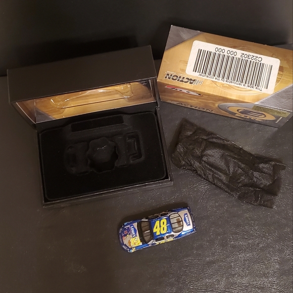 Jimmie Johnson 2003 Chevy Monte Carlo Diecast 1:64 Racecar - Picture 15 of 17